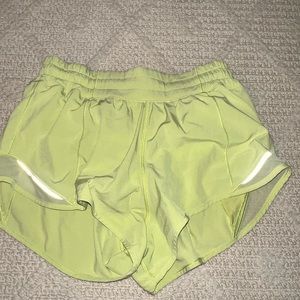 lululemon hotty hot 2.5 size 4 shorts